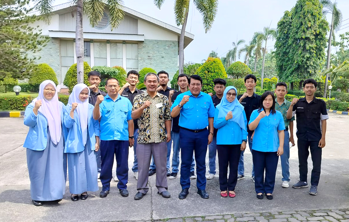 Foto bersama dengan Siswa/siswi PKL dari SMK Bina Teknika Desa Dayeuh, Cileungsi di PT. Megah Megalon Industries